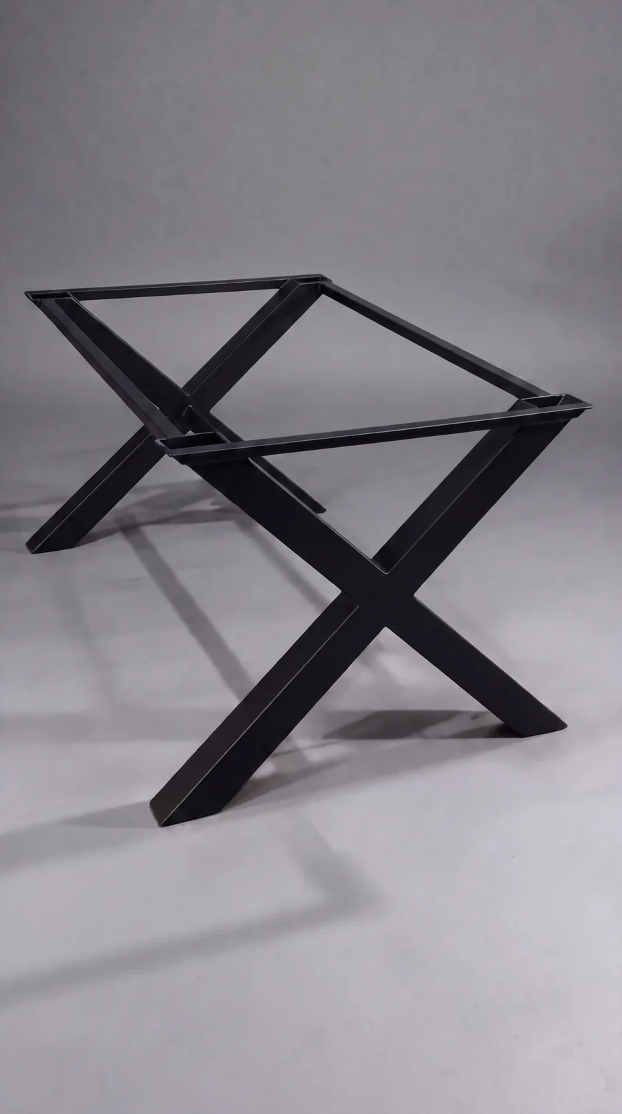 Estructura completa: dos patas en X, el caño central que las une y el marco rectangular superior