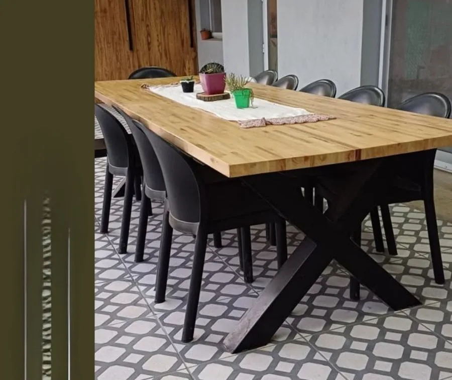 Mesa de eucalipto con ocho sillas en una galería de Córdoba