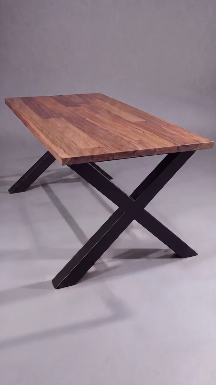 Mesa en X, estructura negro y tapa eucalipto (foto real del taller)